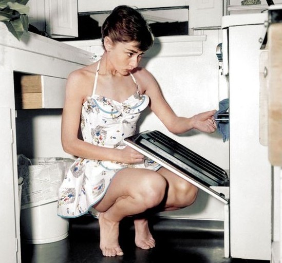 audrey-hepburn-cooking