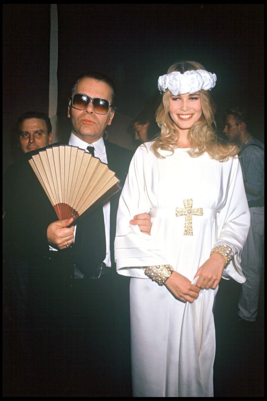 ARCHIVES - KARL LAGERFELD ET CLAUDIA SCHIFFER AU DEFILE CHANEL, COLLECTION HAUTE COUTURE AUTOMNE HIVER 1991 1992 A PARIS